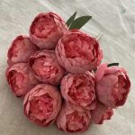 Détails d'un bouquet de 10 pivoines en tissu