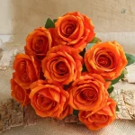 Arrangement floral de roses artificielles colorées
