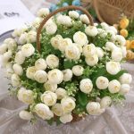 Élégant bouquet de camélias en matériaux synthétiques