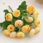 Arrangement floral de camélias en plastique
