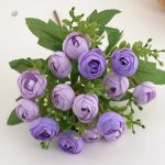 Camélias synthétiques dans un bouquet coloré