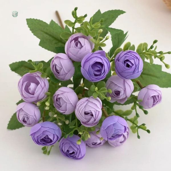 Camélias synthétiques dans un bouquet coloré