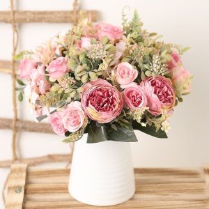 Déco élégante avec bouquet de fleurs artificielles