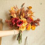 Fleurs artificielles aux couleurs d'automne pour embellir l'espace