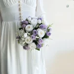 Bouquet de fleurs mariage blanc et violet