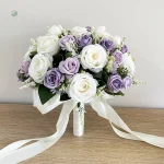 Composition florale mariage aux teintes blanches et violettes