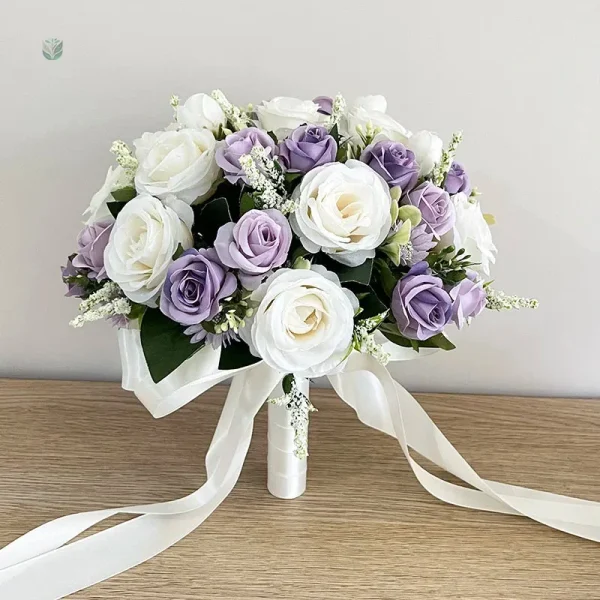 Composition florale mariage aux teintes blanches et violettes