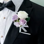 Bouquet nuptial avec fleurs blanches et touches violettes
