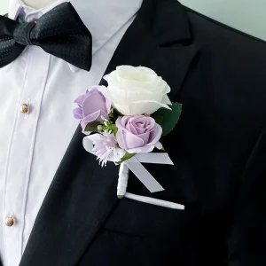 Bouquet nuptial avec fleurs blanches et touches violettes