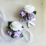 Fleurs blanches et violettes pour un mariage romantique