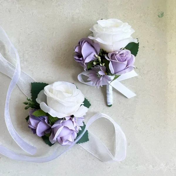 Fleurs blanches et violettes pour un mariage romantique