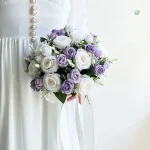 Bouquet de fleurs mariage avec harmonie blanche et violette