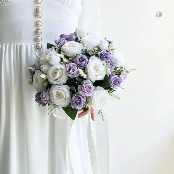 Bouquet de fleurs mariage avec harmonie blanche et violette