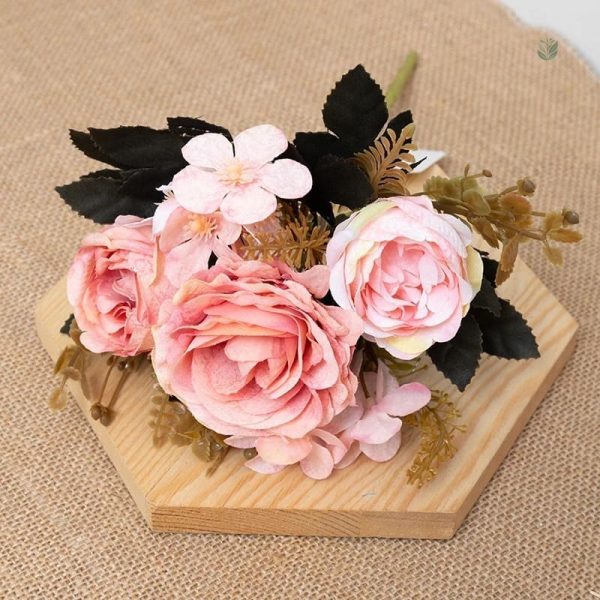 Fleurs artificielles élégantes pour petits budgets