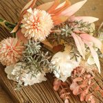 Fleurs séchées dans un arrangement chic et moderne