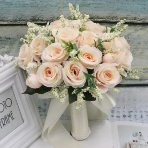 Fleurs artificielles pour un bouquet de mariage stylé et intemporel