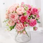 Arrangement de pivoines artificielles dans des tons doux