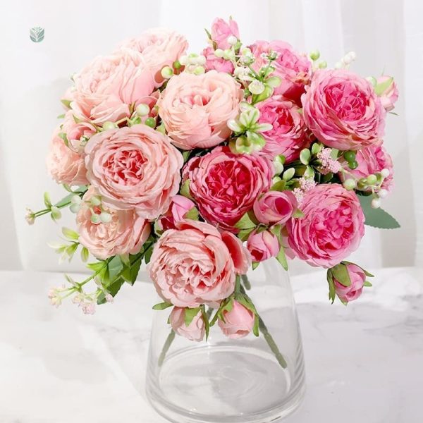 Arrangement de pivoines artificielles dans des tons doux