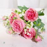 Composition florale de pivoines artificielles réalistes