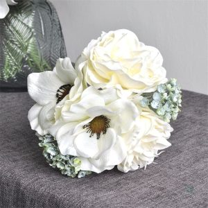 Pivoines roses et anémones blanches dans un bouquet