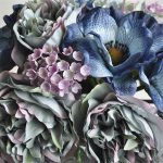 Arrangement délicat de pivoines et anémones en plastique
