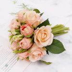 Bouquet floral mariage avec roses et fleurs assorties