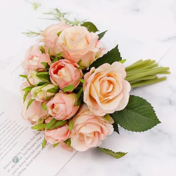 Bouquet floral mariage avec roses et fleurs assorties