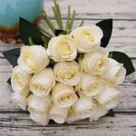 Bouquet de roses classiques pour un mariage traditionnel