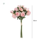 Décoration florale avec roses anciennes en plastique