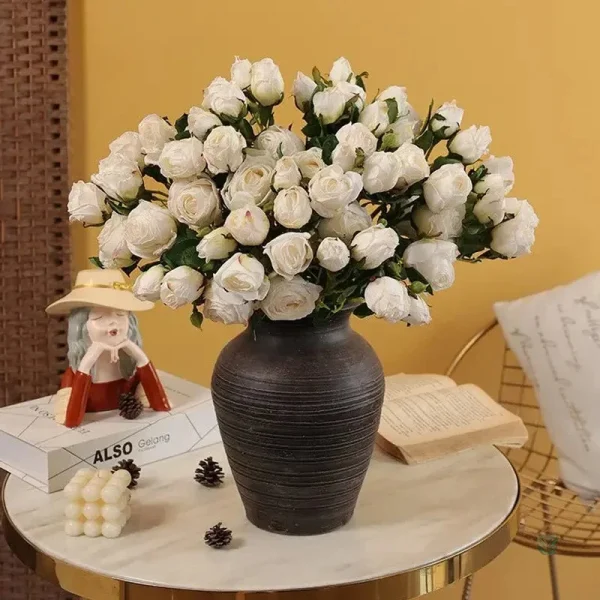 Roses artificielles au design ancien et élégant
