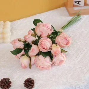 Composition florale de roses anciennes en matériau synthétique