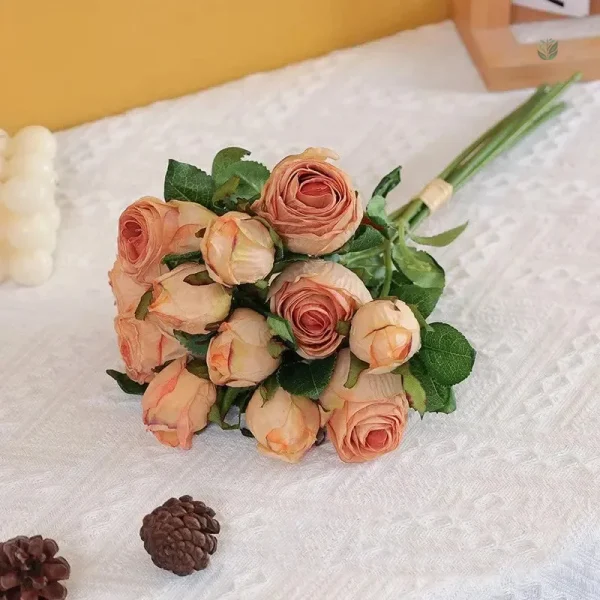 Bouquet décoratif de roses anciennes pour intérieur