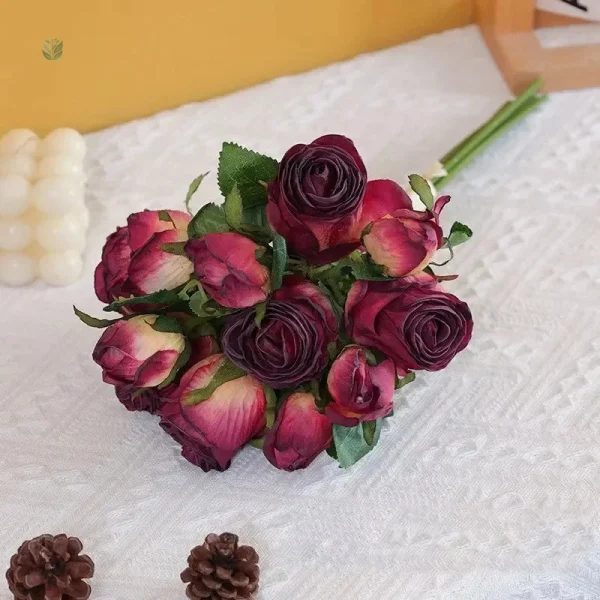 Arrangement de roses artificielles au style classique