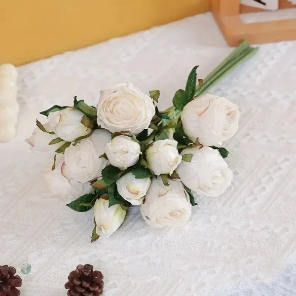 Fleurs artificielles, roses anciennes pour embellir un espace