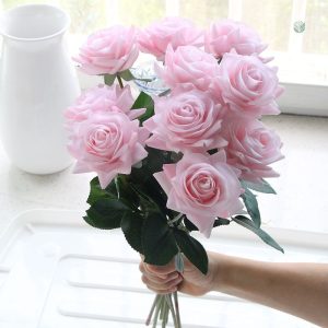 Arrangement floral en roses synthétiques élégantes