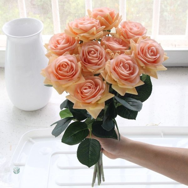Roses en plastique pour une touche florale permanente