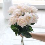 Composition de roses artificielles pour embellir un espace