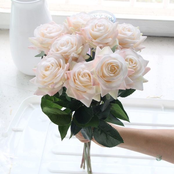 Composition de roses artificielles pour embellir un espace