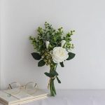 Composition florale élégante avec roses et eucalyptus