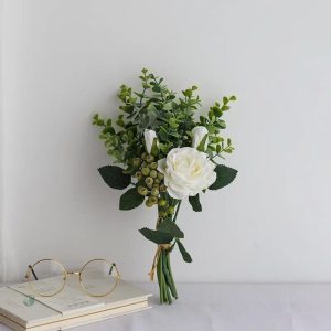 Composition florale élégante avec roses et eucalyptus