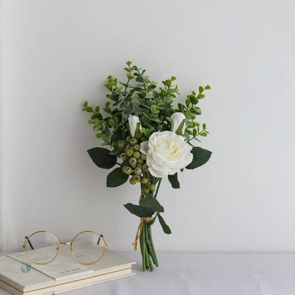 Composition florale élégante avec roses et eucalyptus