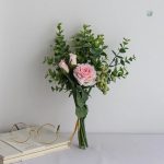 Roses colorées et eucalyptus, bouquet stylé