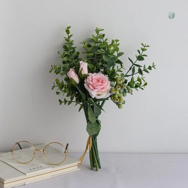 Roses colorées et eucalyptus, bouquet stylé