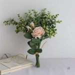 Bouquet artificiel de roses et eucalyptus décoratif