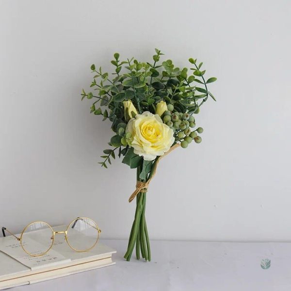 Fleurs artificielles : roses et eucalyptus en harmonie