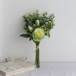 Bouquet de roses et eucalyptus, déco intérieure