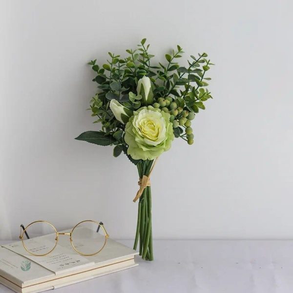 Bouquet de roses et eucalyptus, déco intérieure