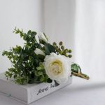 Bouquet chic de roses et eucalyptus pour occasions spéciales