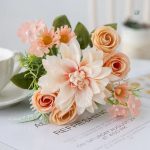 Bouquet moderne de fleurs artificielles tendance