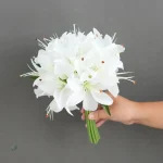 Bouquet de lys synthétiques, décoration intérieure raffinée